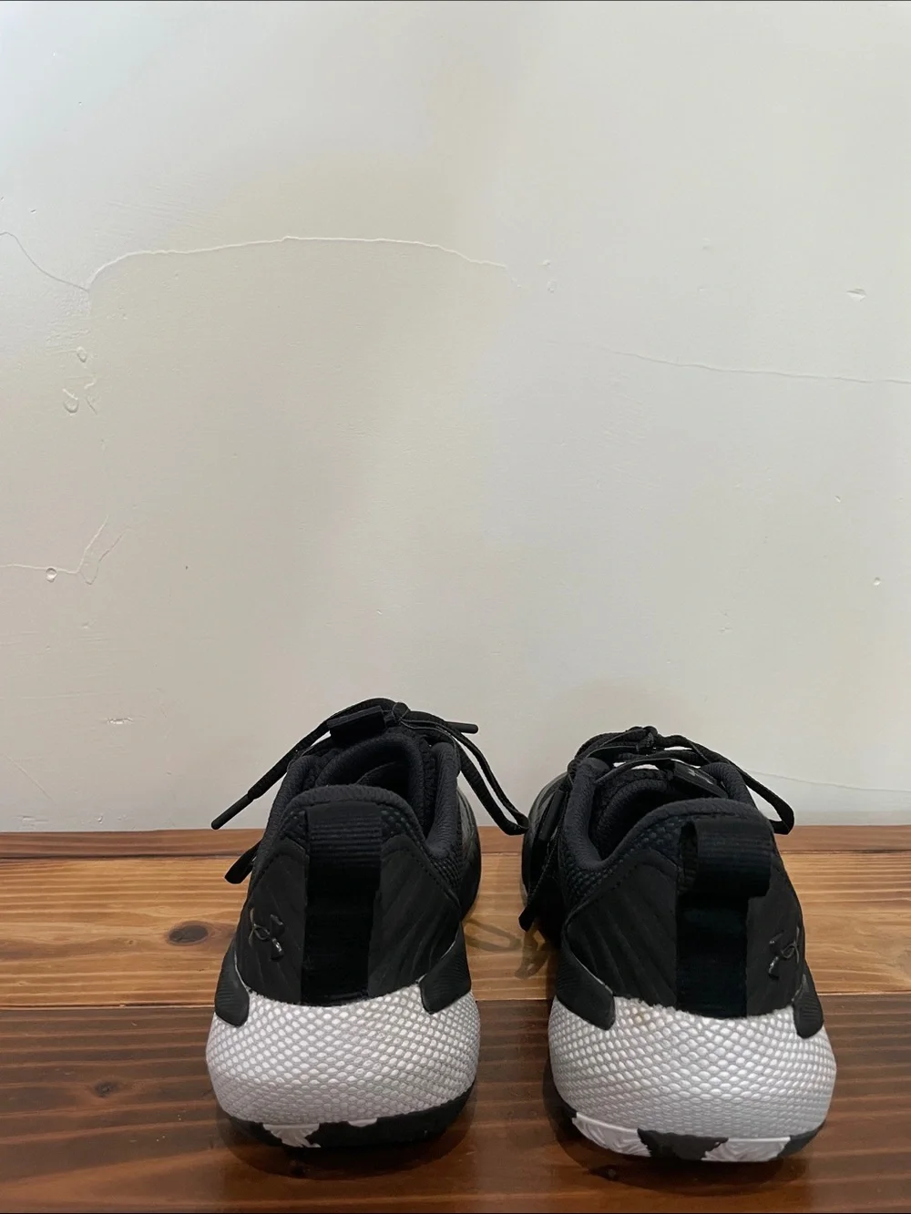 Women’s Under Armour UA HOVR Ascent Basketball Shoes 9 Black White 3025680 001